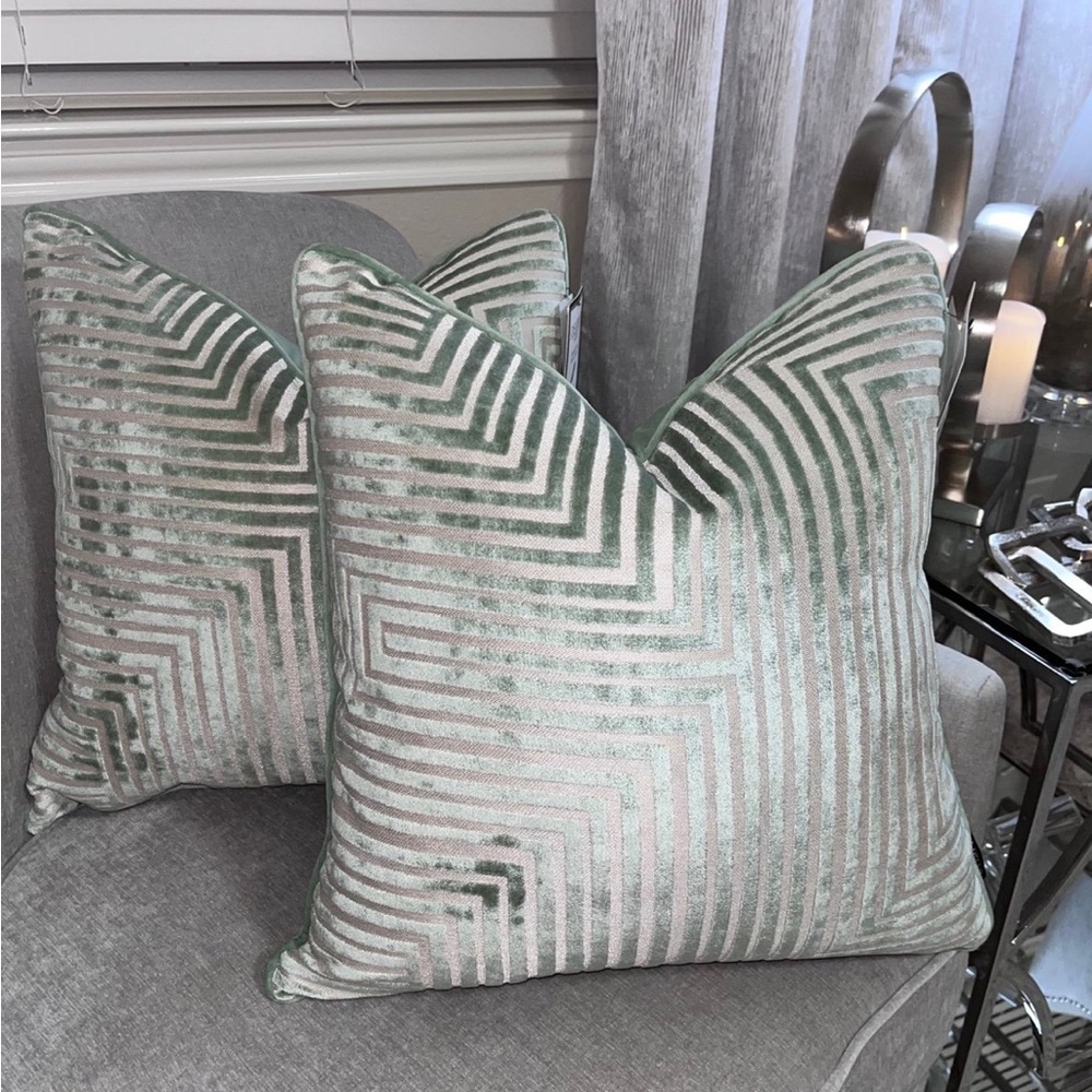2-NWT CASA DECOR DESIGN DECORATIVE PILLOWS